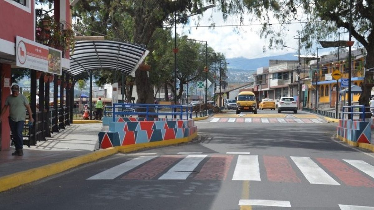 En el lugar se colocó señalización vial mediante urbanismo táctico a fin de pacificar el tráfico en la zona.