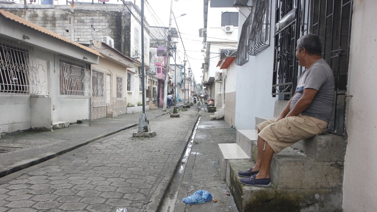 Muros. Raúl Pincay mira con resignación que muchos vecinos han debido construir muros y elevar sus pisos para evitar que el agua, ya sea por marea alta o lluvias, ingrese a sus casas.
