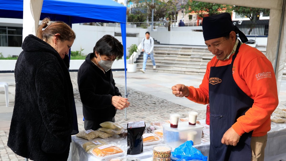 Emprender. Fernando Luna le apostó a los snacks en las ferias. Vende papas y yucas fritas