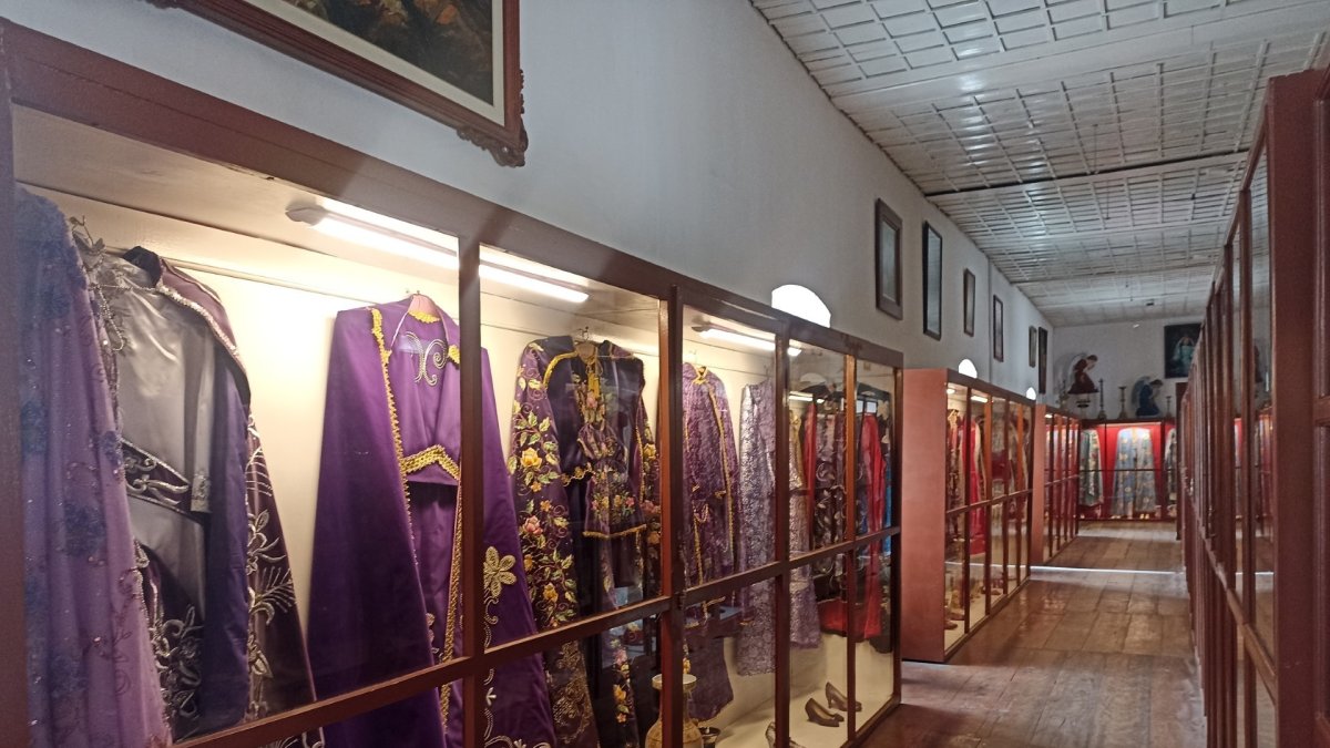 Baños. Las prendas exhibidas son regalos de los feligreses.