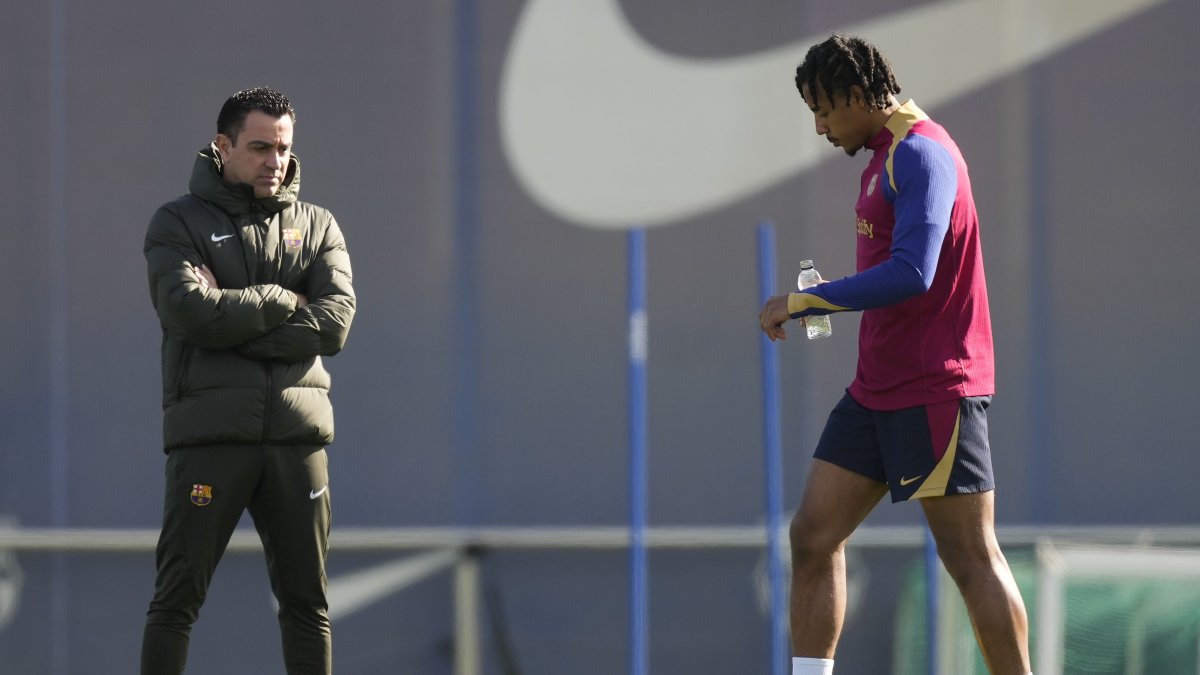 Xavi Hernandez, y el jugador Jules Koundé (d), durante el entrenamiento del equipo azulgrana del viernes 23 de febrero.
