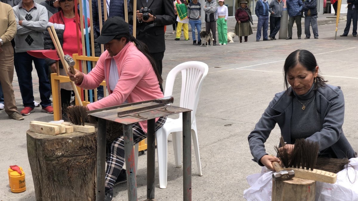 Latacunga. Las mujeres forman parte de esta labor patrimonial.