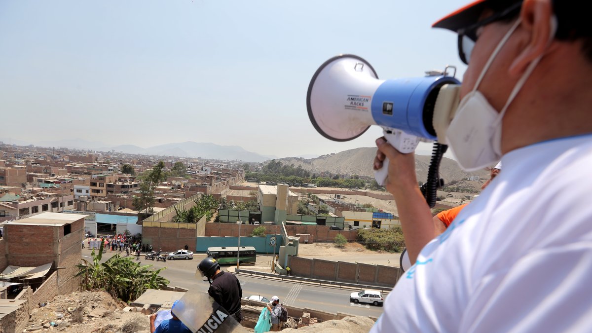 Lima. Una protesta en un cerro al frente del penal Barbadillo. Esta es una de las cárceles existentes en Perú.