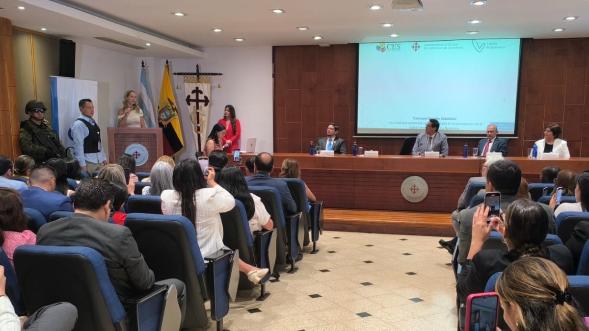 Lavinia Valbonesi intervino brevemente para destacar algunos objetivos del proyecto de prevención y fortalecimiento de la salud integral de las niñas en situación de vulnerabilidad.