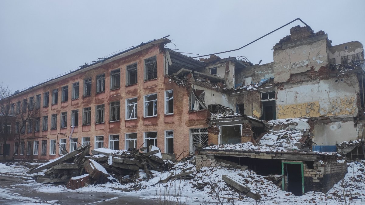 Cherníguivy.  Vista de escuela destruida por impacto de la artillería rusa.