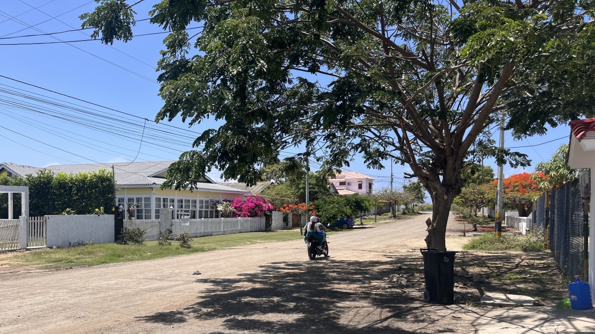 1. Calle. La avenida principal no está asfaltada; no hay veredas ni señalización vial. En época lluviosa, se convierte en un camino de barro o lodo.  2. Mantenimiento. La parte frontal del Club Ancón está intervenido, aunque el color del techo no es igual al original; en la posterior, las piezas se están desprendiendo y la maleza comienza a ingresar a la edificación.