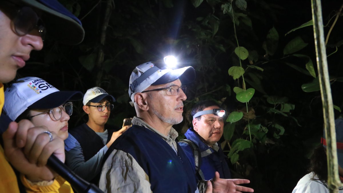 Juan Carlos Navarro y un equipo de investigación durante una labor de trampeo de vectores en un área natural de Limoncocha.