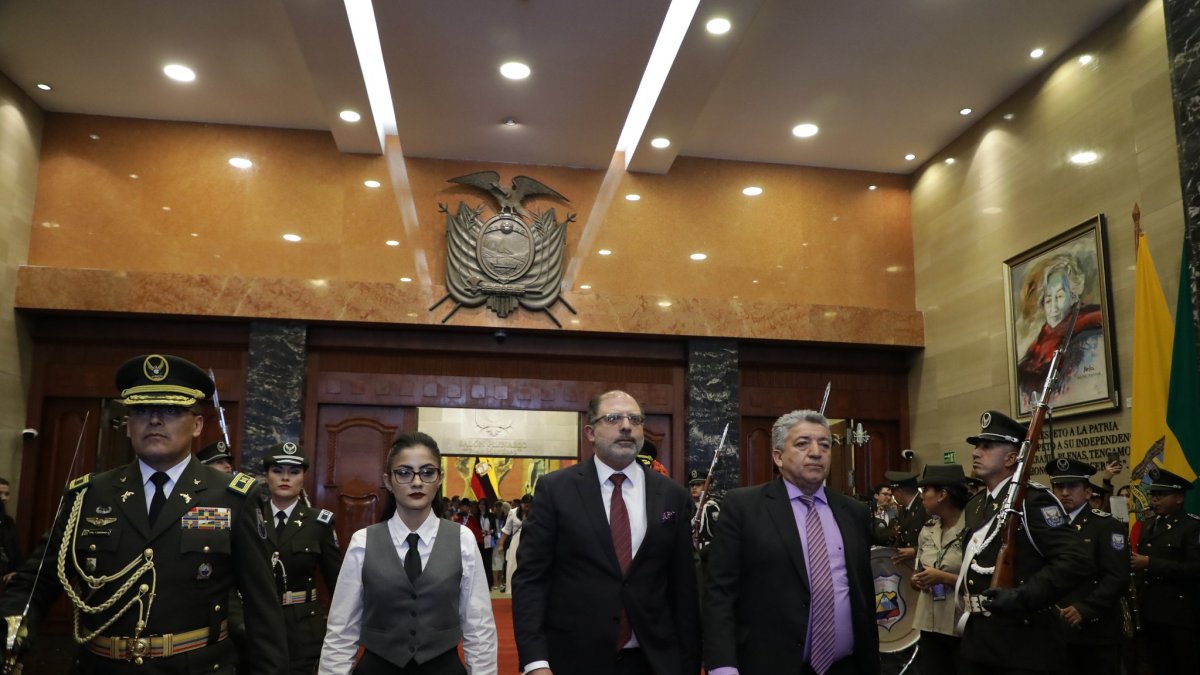 Viviana Veloz (i), Hnery Kronfle y Eckenner Recalde el día de la instalación de la Asamblea Nacional.