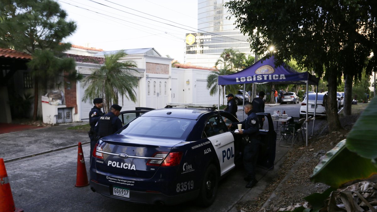 Vehículos de la Policía Nacional custodian los alrededores de la Embajada de Nicaragua este jueves 22 de febrero de 2024, en Ciudad de Panamá (Panamá).