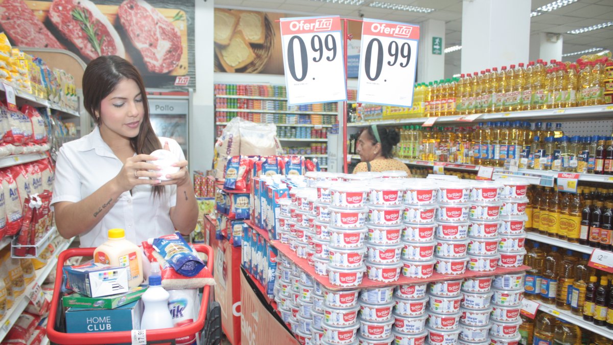 Autoservicio. Dos clientes realizan compras en un supermercado en Guayaquil y prefieren las marcas propias.