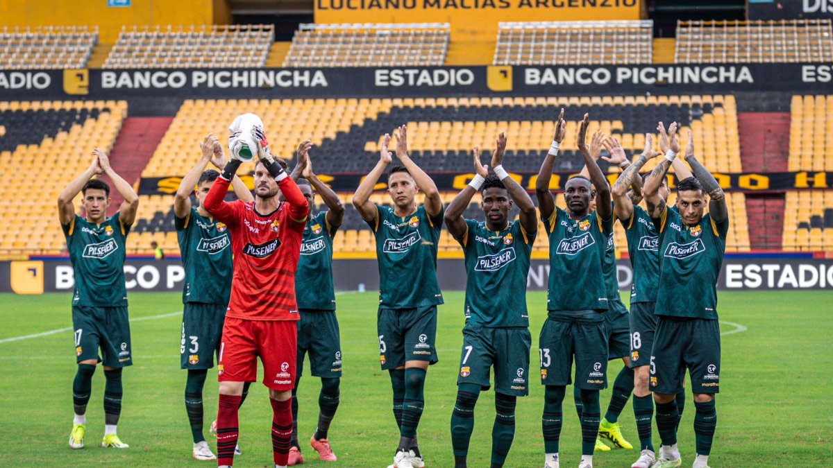 Jugadores del Ídolo saludan a su público tras un partido amistoso de pretemporada en el estadio Monumental.