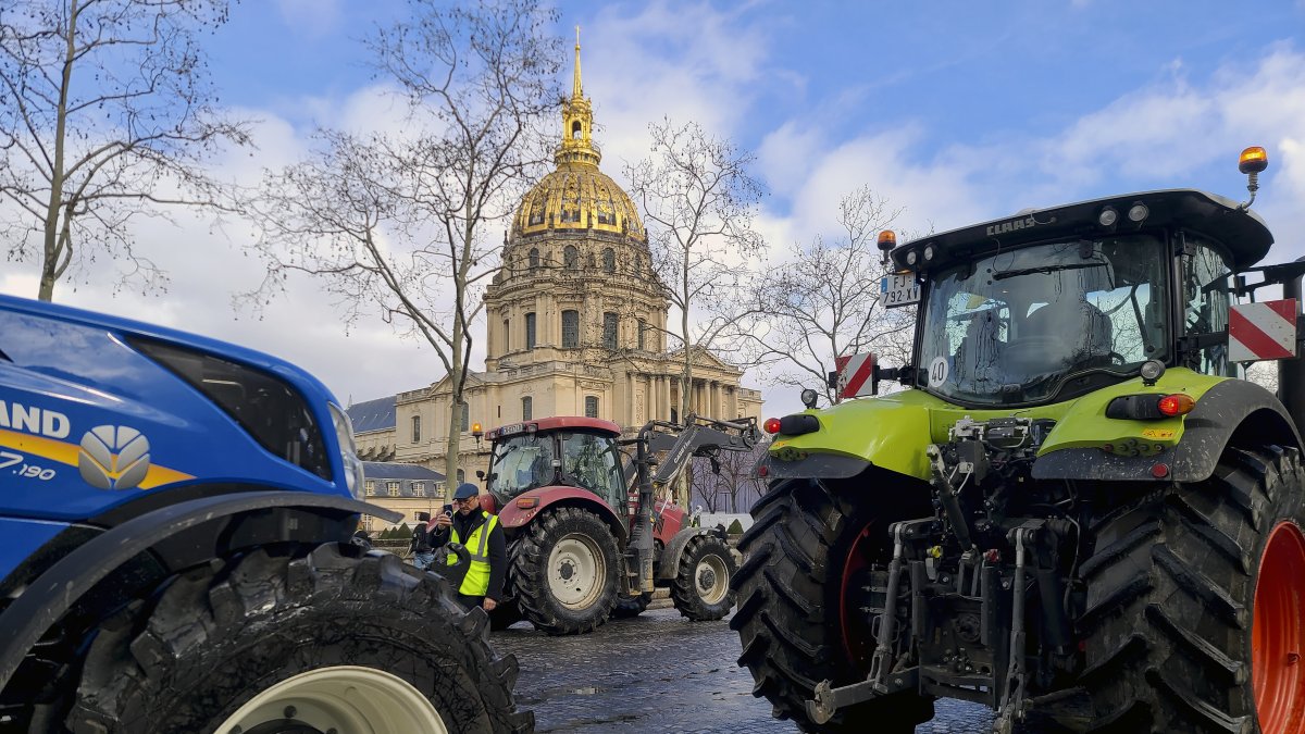 Decenas de agricultores franceses realizaron este viernes una marcha lenta con sus tractores por las calles de París, Francia, coincidiendo con la víspera del inicio del Salón de la Agricultura.