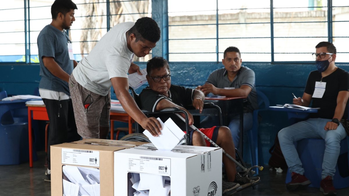 Los ecuatorianos participarán en la consulta popular de Daniel Noboa el próximo 21 de abril de 2024.