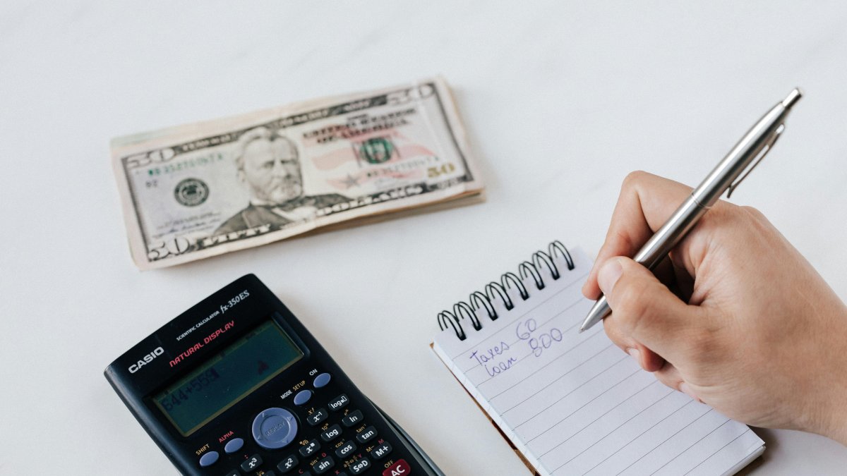 Opciones. Expertos sugieren invertir el dinero para ganancias posteriores y apostar por sector de producción.