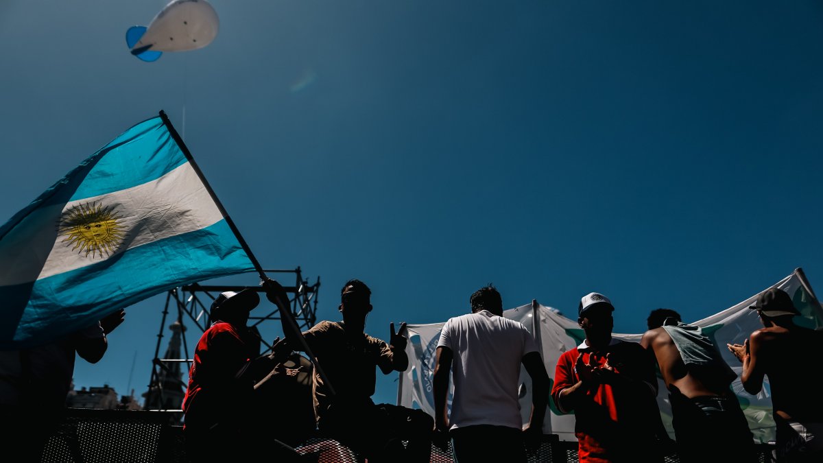 Manifestantes aparecen en una calle de Buenos Aires (Argentina).