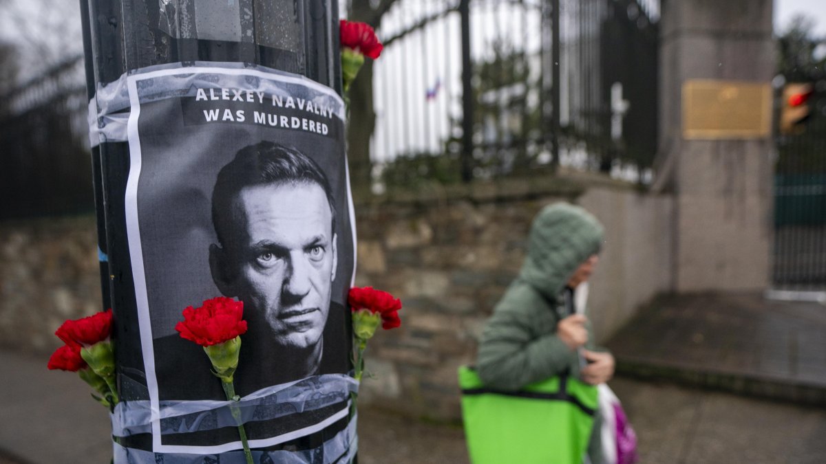Washington. Cartel de Navalni frente a Embajada de la Federación Rusa.