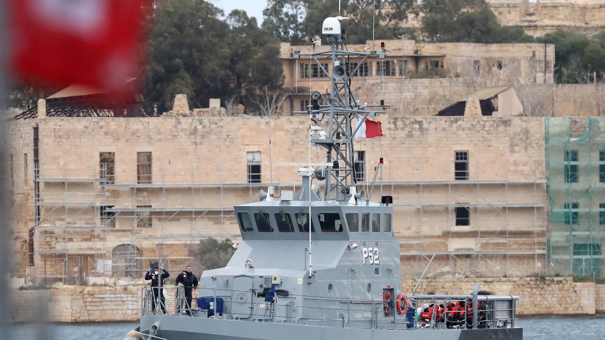 Una nave patrullera con migrantes.