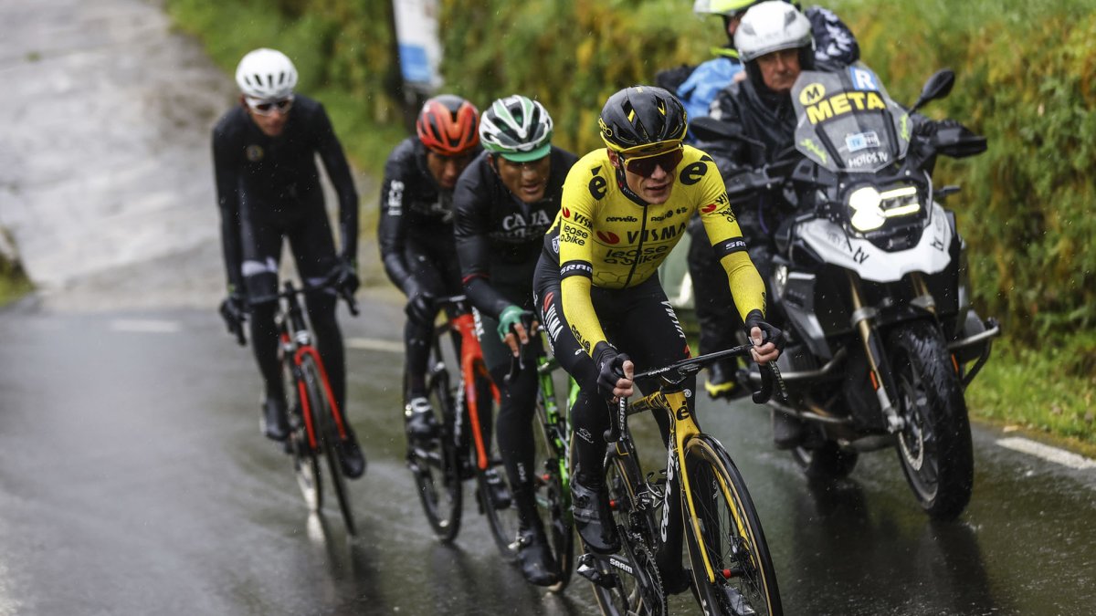 El ciclista ecuatoriano Jefferson Cepeda (c) fue protagonista de la segunda etapa de O Gran Camiño, que tuvo a Jonas Vingegaard (i) como ganador.