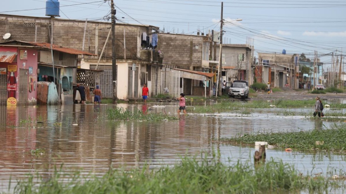 Los moradores tienen que caminar con extrema precaución para no caer en una zanja cubierta de agua