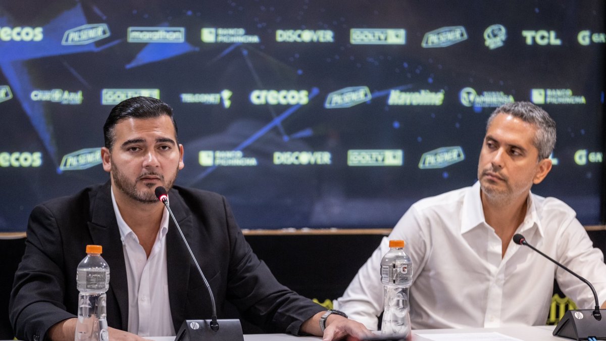 El presidente del club Antonio Álvarez (i), junto a Raúl Chávez, vicepresidente administrativo.