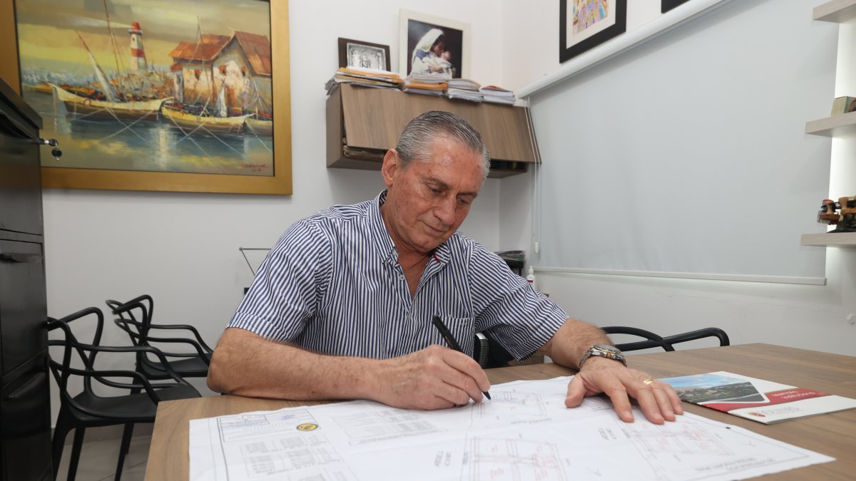 El empresario en su despacho dando un vistazo a los proyectos.