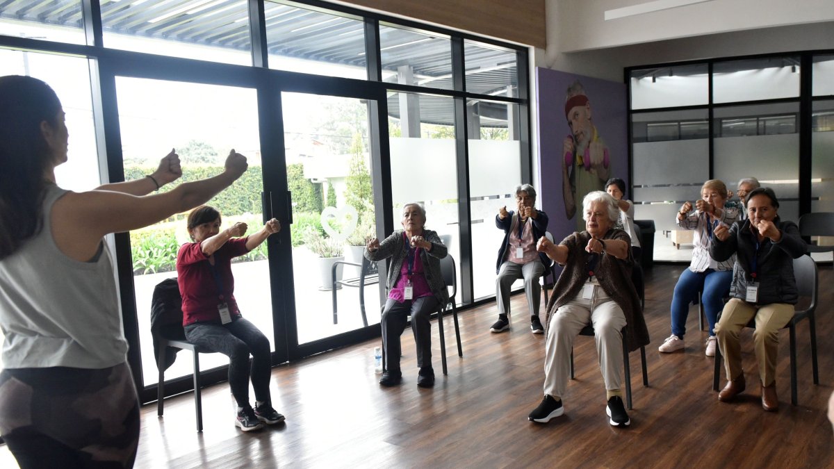 Los socios practican distintas actividades como yoga en silla