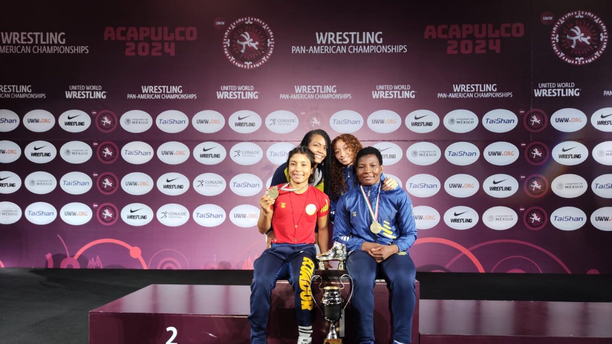 Leonela Ayoví (atrás izquierda), Jaqueline Mollocana, Lucía Yépez y Génesis Reasco, medallas en el Panamericano de Cancún.