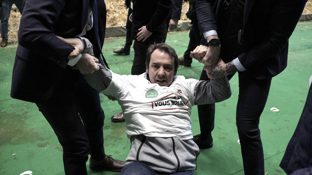 Agricultores protestaron por la presencia del presidente Emmanuel Macron en la feria.