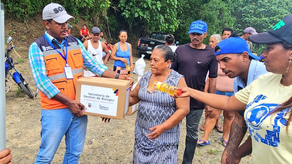 Damnificados de Muisne reciben ayuda tras la emergencia.