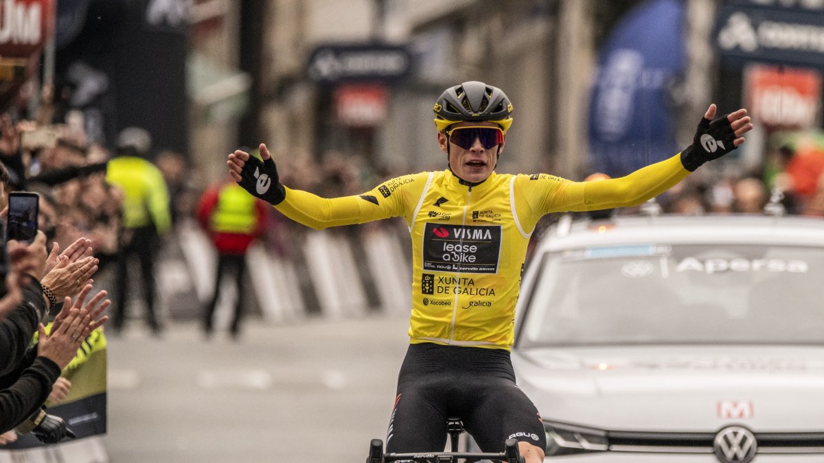 El ciclista danés del equipo Visma-Lease a Bike, Jonas Vingegaard, llega vencedor a meta en la tercera etapa de O Gran Camiño en Ribadavia (Ourense).