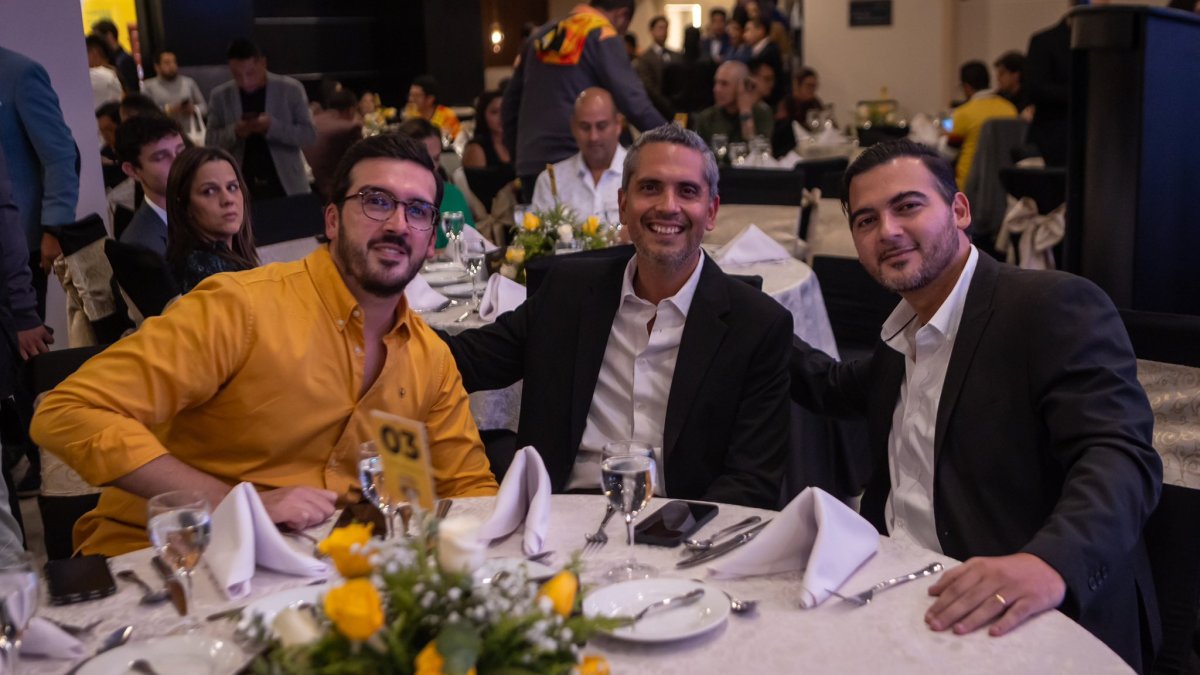 Los contratos firmados por Antonio Álvarez (d) deberían ser analizados y revalidados por el futuro representante legal del club.