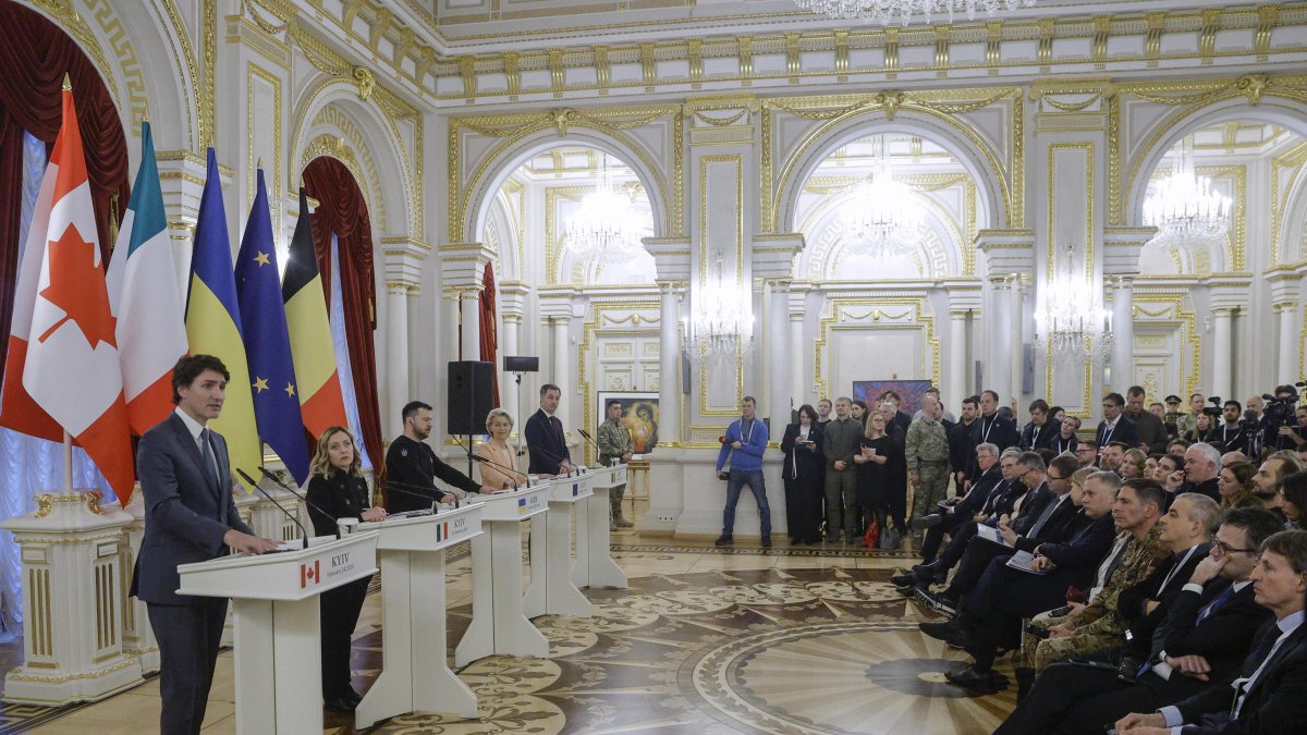 Justin Trudeau (i), Giorgia Meloni, Volodímir Zelenski, Ursula von der Leyen y Alexander De Croo, durante una rueda de prensa este sábado en Kiev.