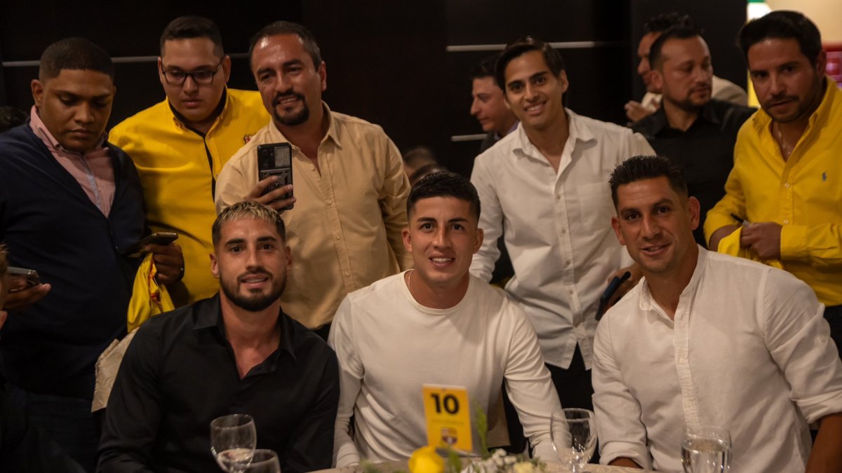 Los jugadores de Barcelona compartieron con los hinchas en la Cena amarilla.