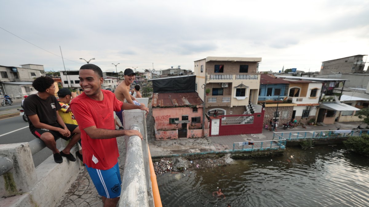 Ocio. Un grupo de jóvenes se baña en el Salado bajo el puente de la calle 17, en el suroeste guayaquileño.