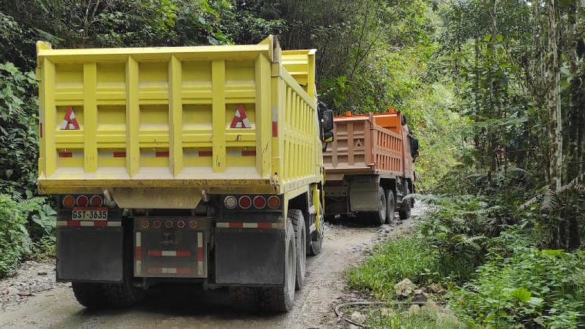 Delincuencia. Las volquetas que transportan la materia prima en caminos irregulares tienen placas ecuatorianas.