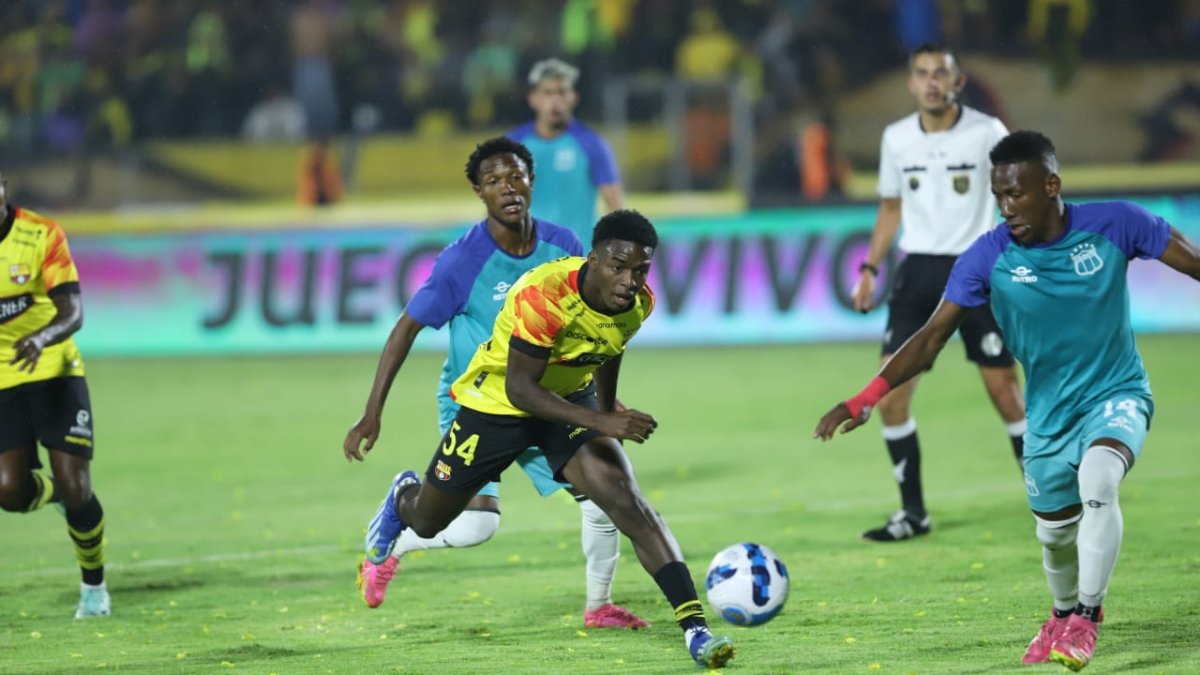 Deportivo Quito exigió a Barcelona en la Noche Amarilla.