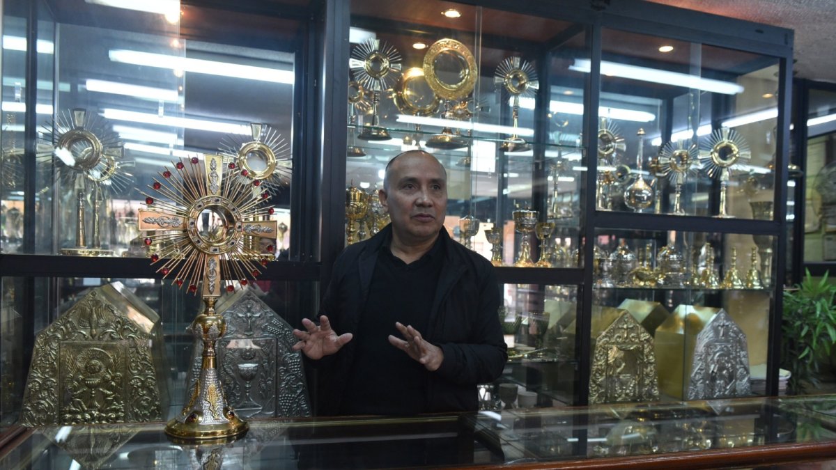 Religiosidad.César Cevallos heredó de su padre el oficio de realizar arte religioso en Sangolquí. En la actualidad elabora los cálices que se utilizarán en el Congreso Eucarístico.