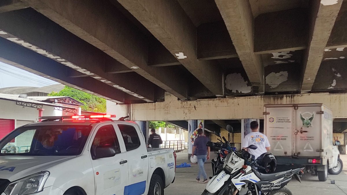 Policías llegaron al lugar para recabar indicios, en Guayaquil.