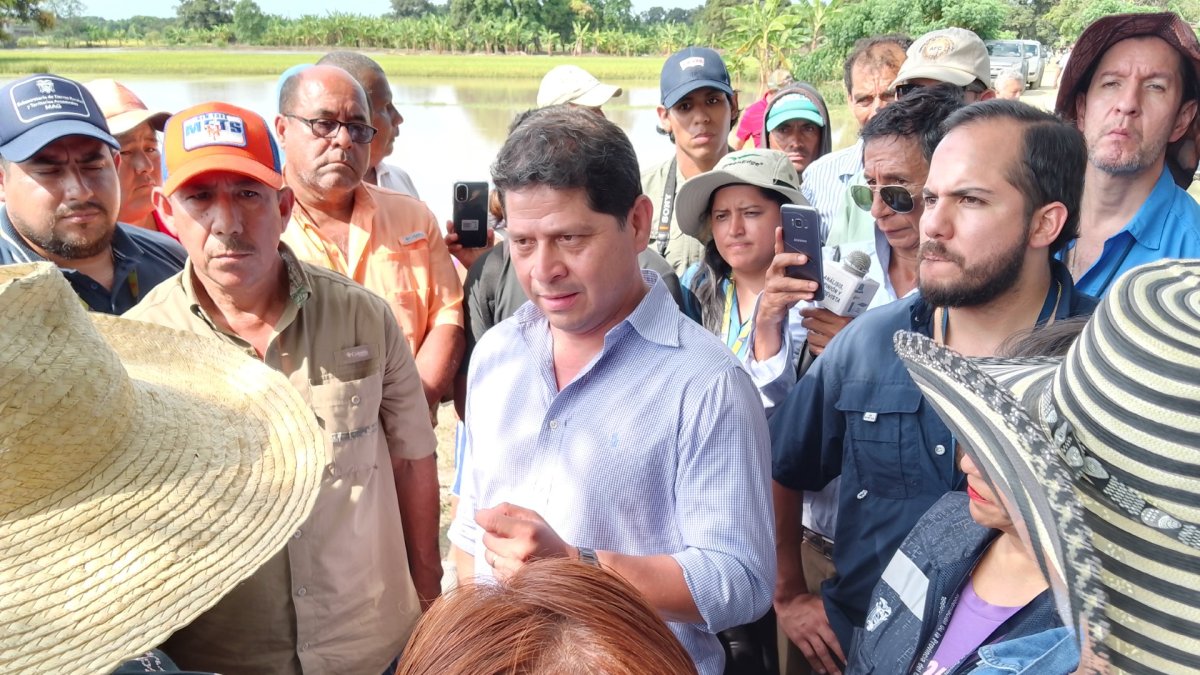 En un recorrido en Daule, el ministro de Agricultora Danilo Palacios, el pasado viernes.
