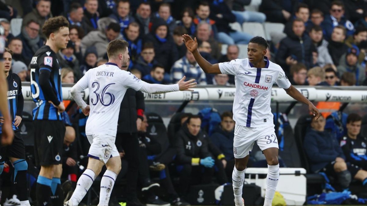 El ecuatoriano Nilson Angulo (d) convirtió el gol de la victoria de Anderlecht ante Brujas