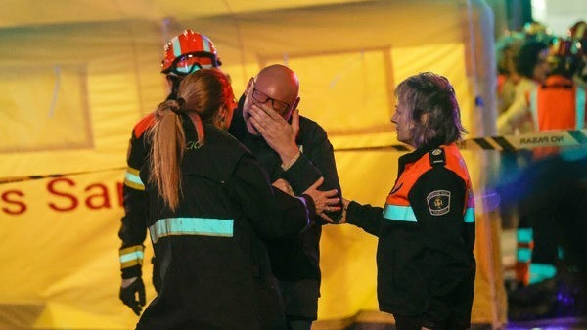 Malestar. Vecinos son atendidos durante el incendio.