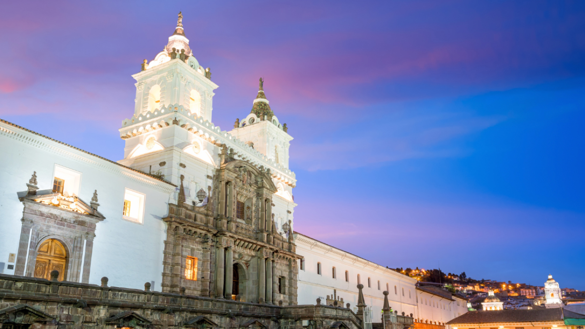 Quito es una de las ciudades donde rige el toque de queda.