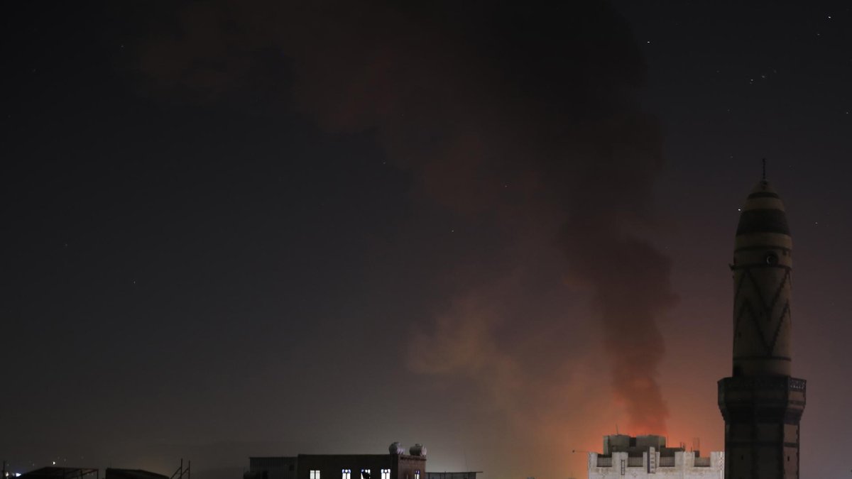 Humo se eleva desde una posición hutí tras los ataques de Estados Unidos y el Reino Unido en Saná (Yemen), el sábado 24 de febrero.