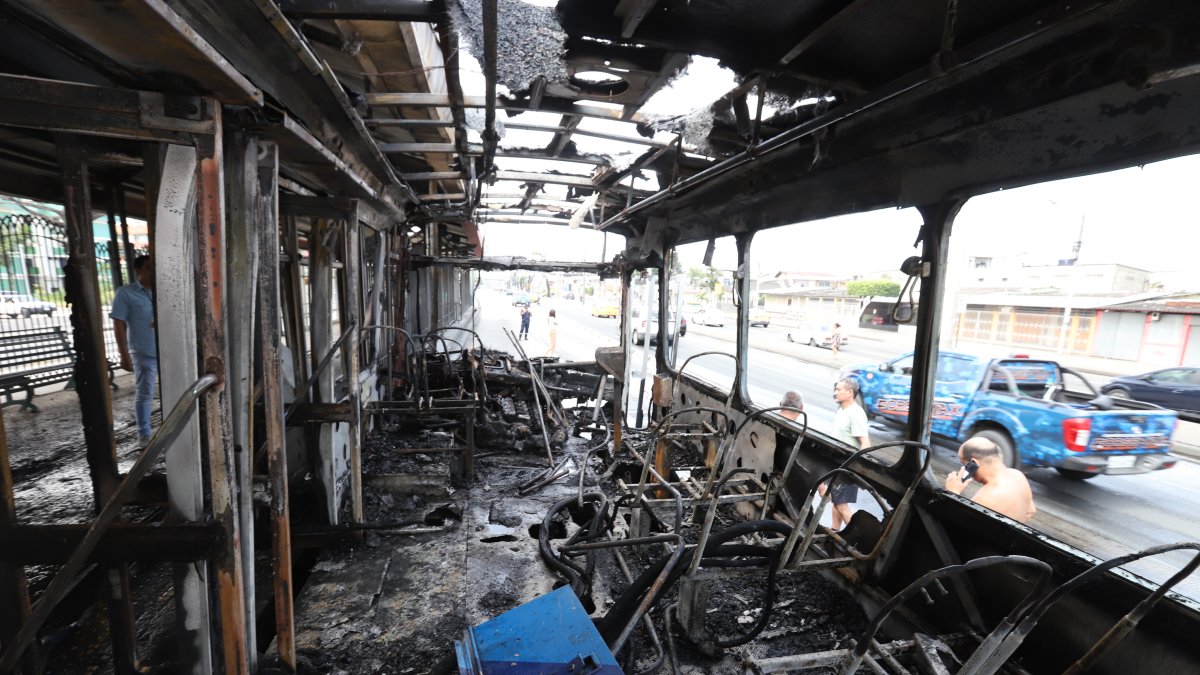 Así quedó el interior del bus articulado.