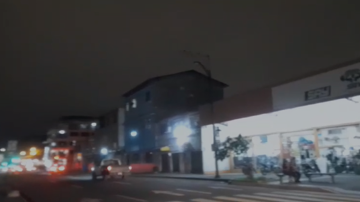 El sitio se encuentra alumbrado solo por las luces de las casas y los carros