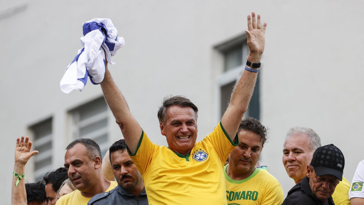 El expresidente de Brasil, Jair Bolsonaro, habló frente a sus seguidores en Sao Paulo, este domingo 25 de febrero.