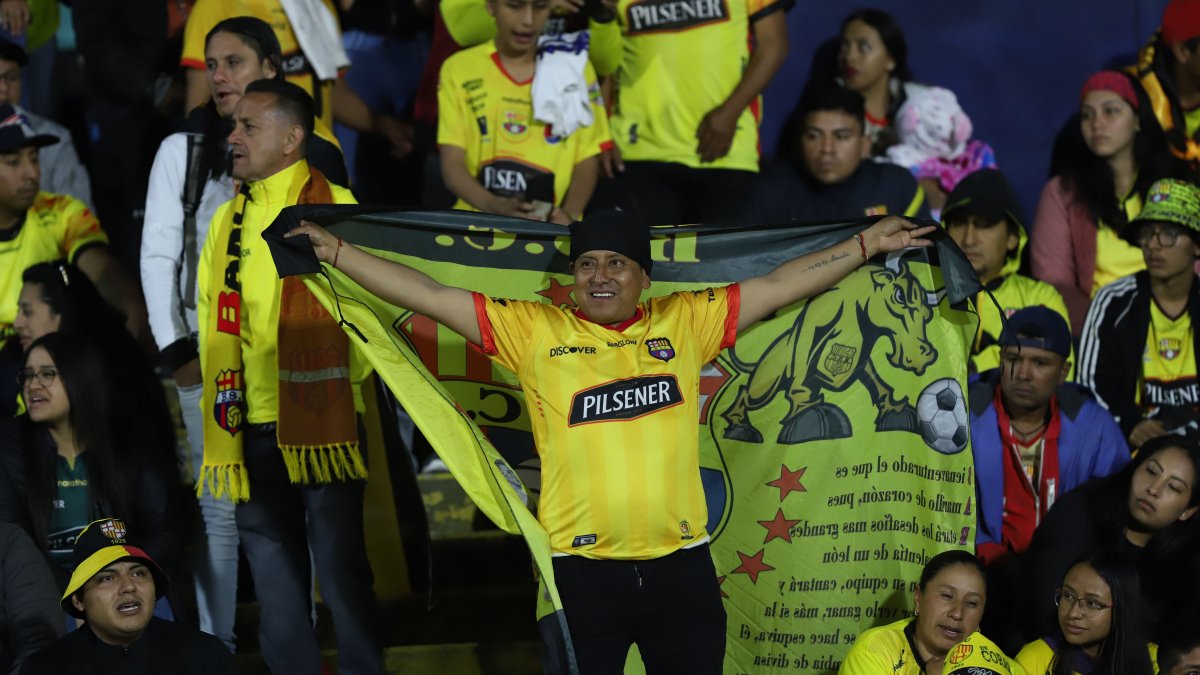 Los hinchas de Barcelona pintaron de amarillo el estadio Atahualpa.