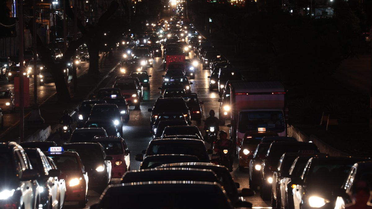 1. Congestión. Principales avenidas como la Francisco de Orellana, De Las Américas, vía a Daule, continúan soportando intenso tránsito vehicular.