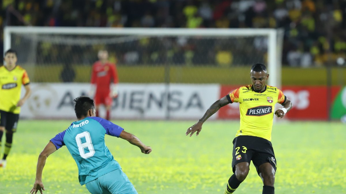 El volante Dixon Arroyo (d) es uno de los refuerzos que Barcelona incorporó en 2024 para la LigaPro y la Copa Libertadores.