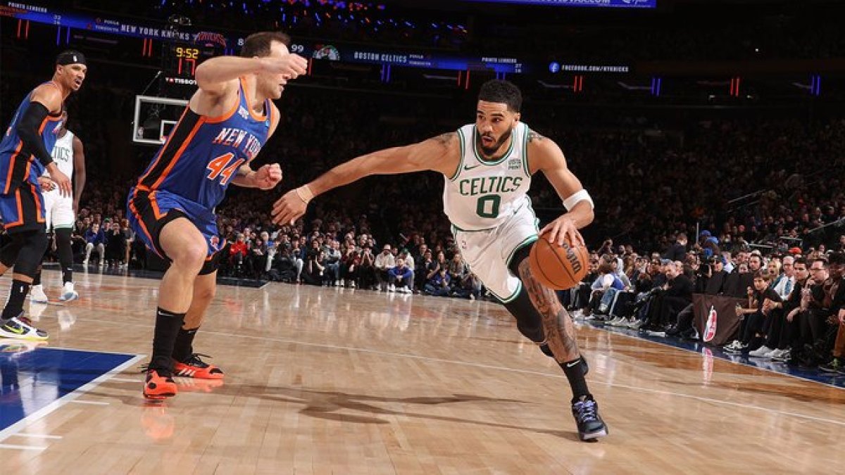 Jason Tatum (d), de los Celtics, elude marca de los Knicks.